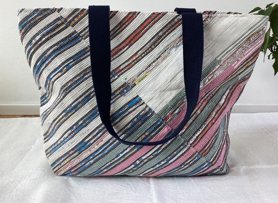 Handgefertigte Designer Strandtasche aus recycelten Plastiktüten