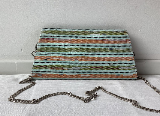 Handgefertigte Clutch aus recycelten Plastiktüten