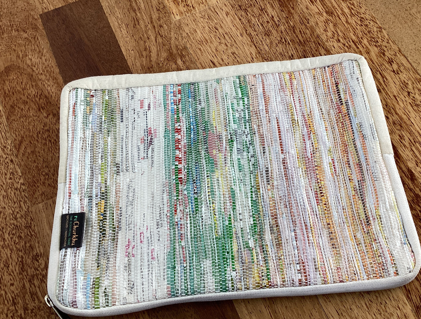 reCharkhas handgefertigte Tablet-Tasche aus recycelten Plastiktüten