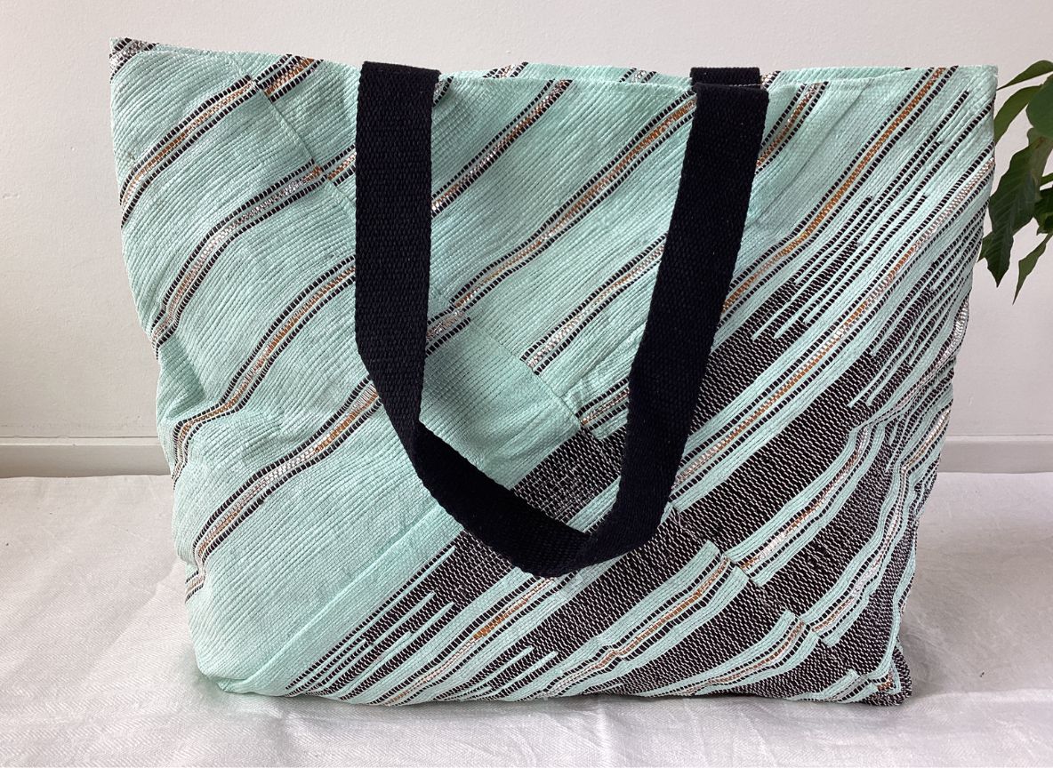 Handgefertigte Designer Strandtasche aus recycelten Plastiktüten