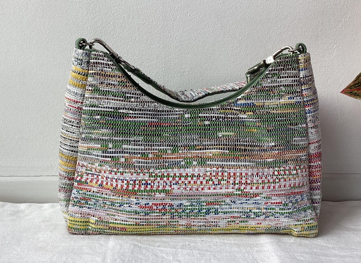 Handgefertigte Baguette-Tasche aus recycelten Plastiktüten