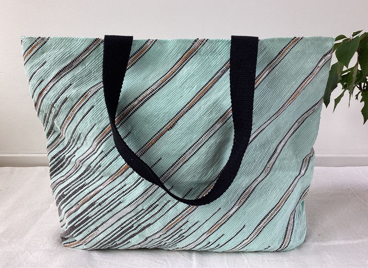 Handgefertigte Designer Strandtasche aus recycelten Plastiktüten