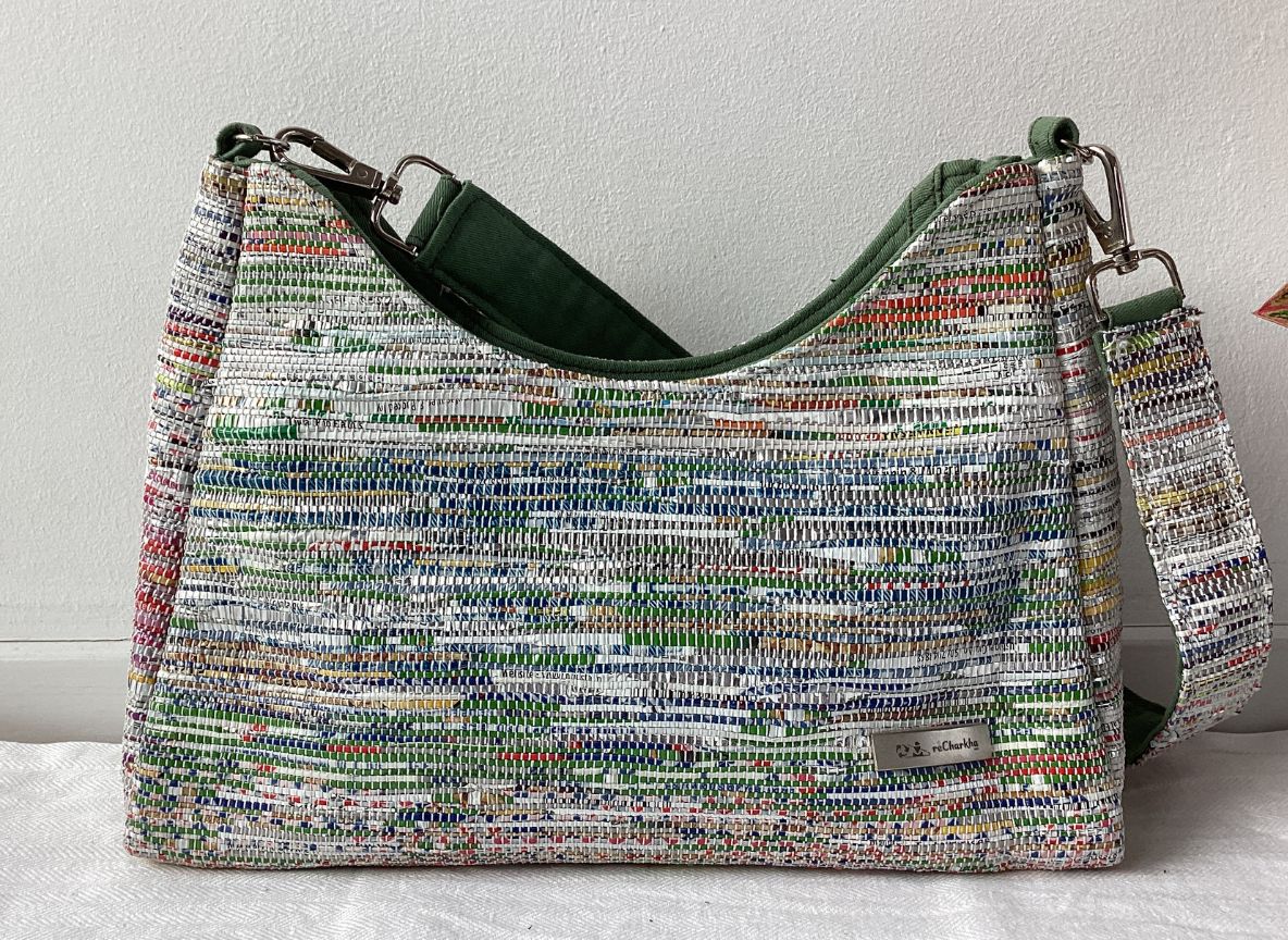 Handgefertigte Baguette-Tasche aus recycelten Plastiktüten