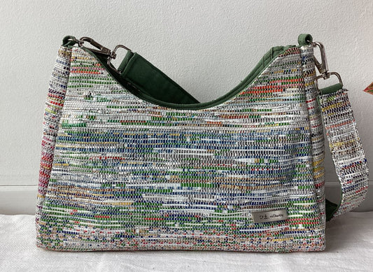 Handgefertigte Baguette-Tasche aus recycelten Plastiktüten