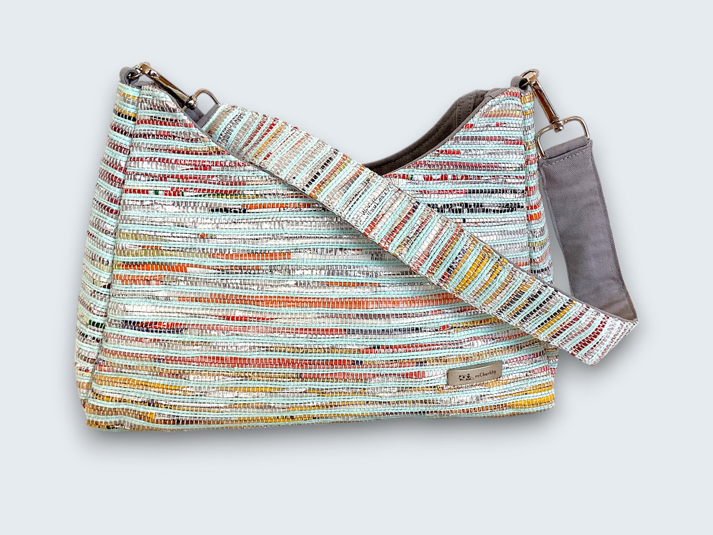 Handgefertigte Baguette-Tasche aus recycelten Plastiktüten