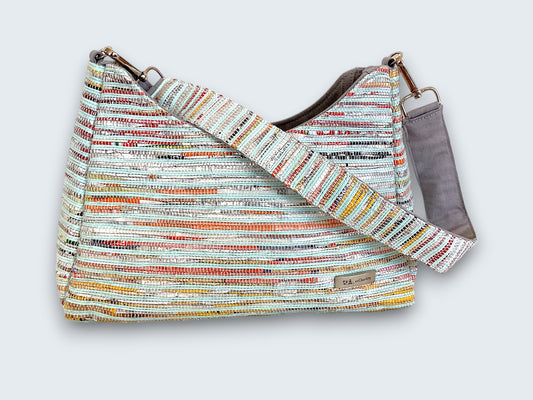 Handgefertigte Baguette-Tasche aus recycelten Plastiktüten