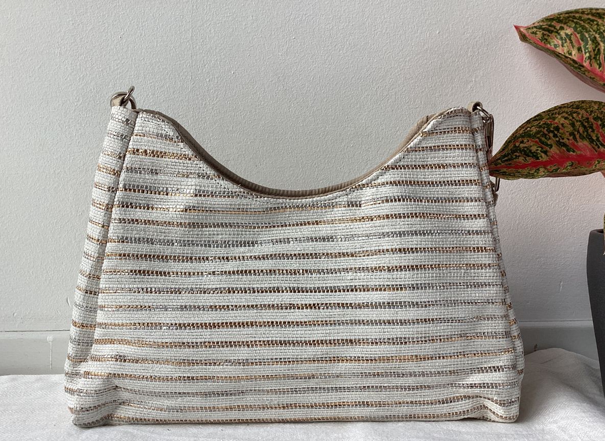 Handgefertigte Baguette-Tasche aus recycelten Plastiktüten