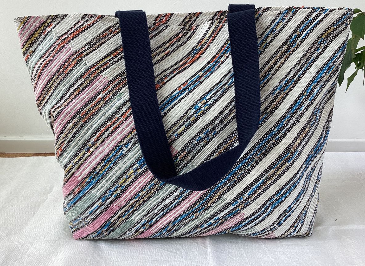 Handgefertigte Designer Strandtasche aus recycelten Plastiktüten