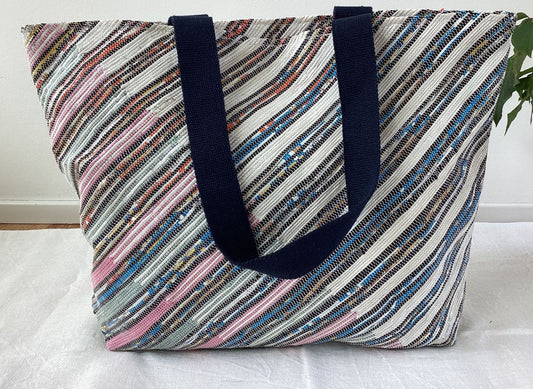 Handgefertigte Designer Strandtasche aus recycelten Plastiktüten
