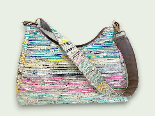 Handgefertigte Baguette-Tasche aus recycelten Plastiktüten
