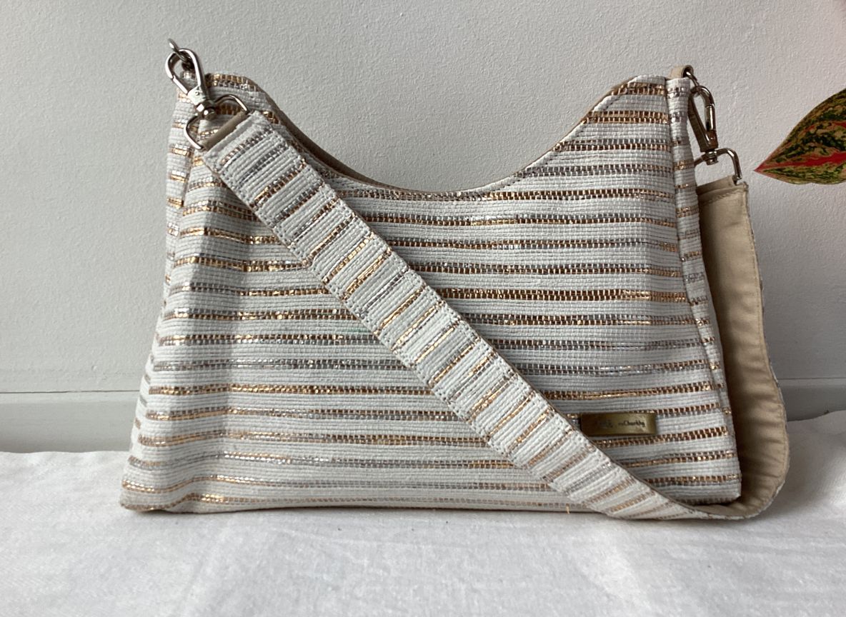 Handgefertigte Baguette-Tasche aus recycelten Plastiktüten