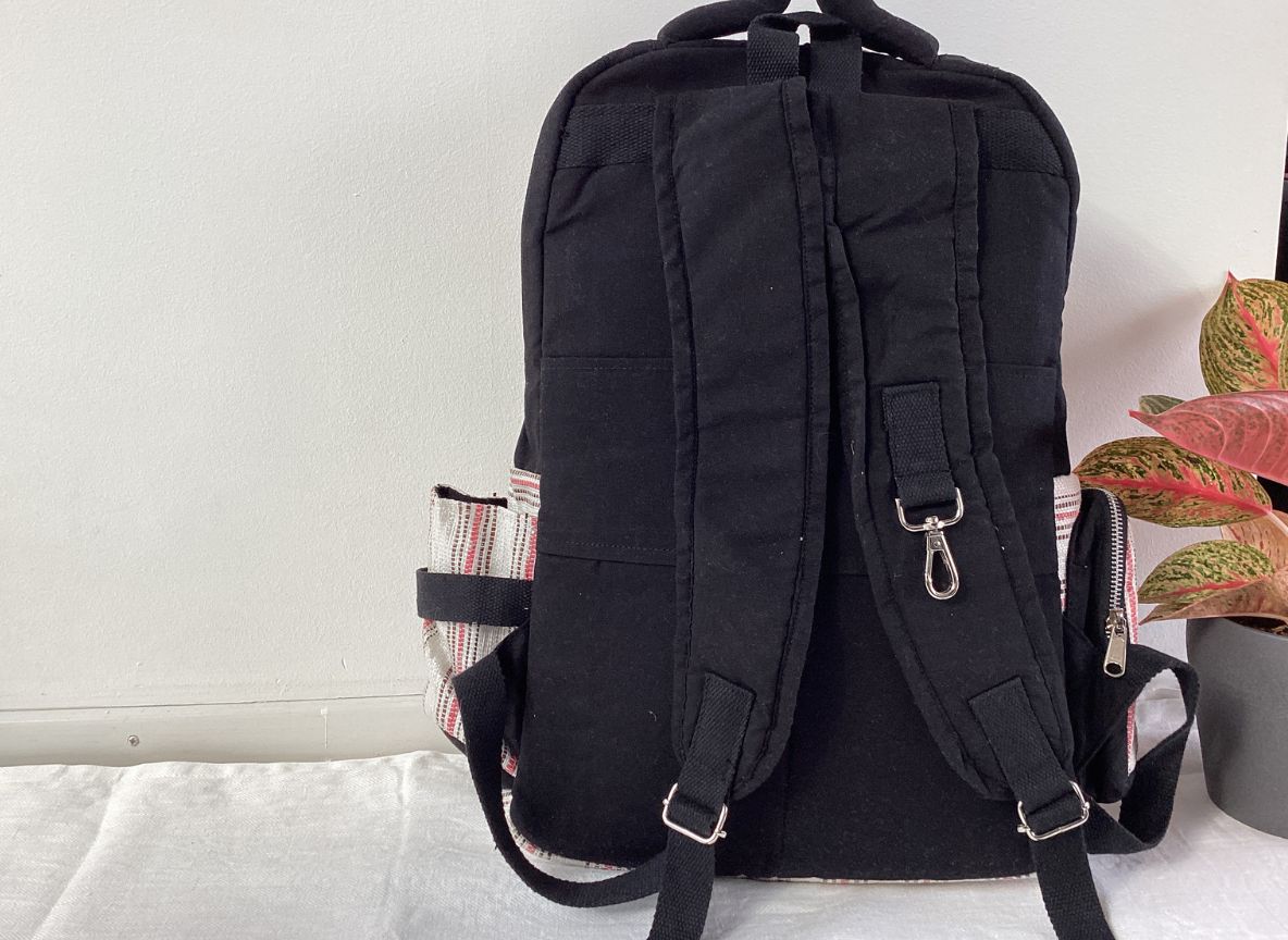 Handgefertigte Alltagsrucksack aus recycelten Plastiktüten