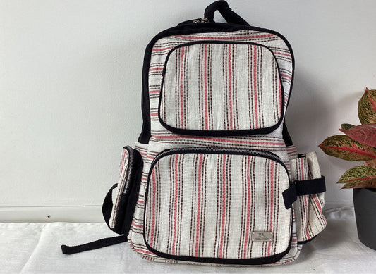 Handgefertigte Alltagsrucksack aus recycelten Plastiktüten