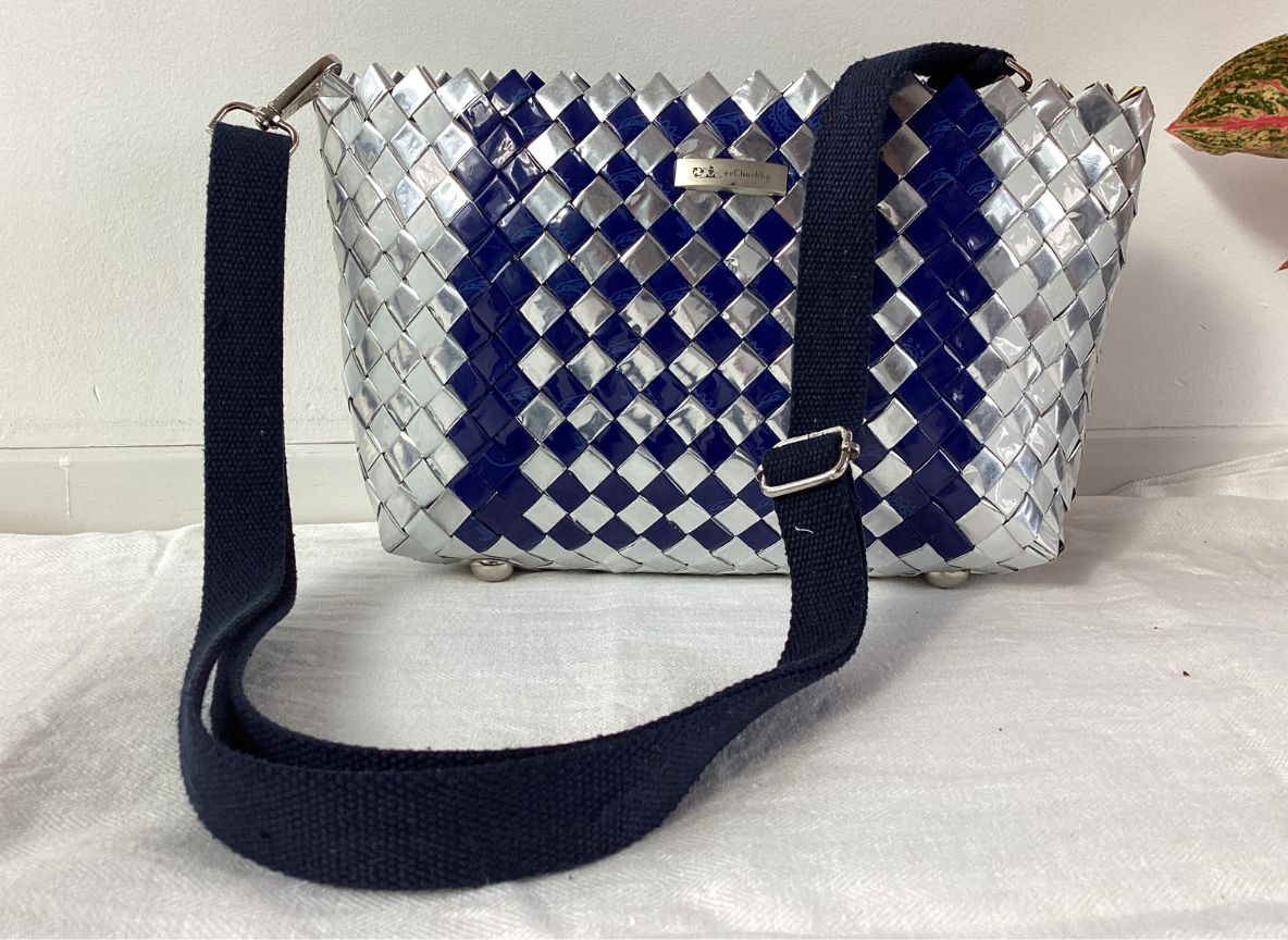 Handgefertigte Origami-Basketry-Tasche aus recycelten Plastiktüten