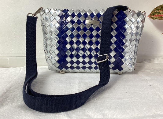 Handgefertigte Origami-Basketry-Tasche aus recycelten Plastiktüten
