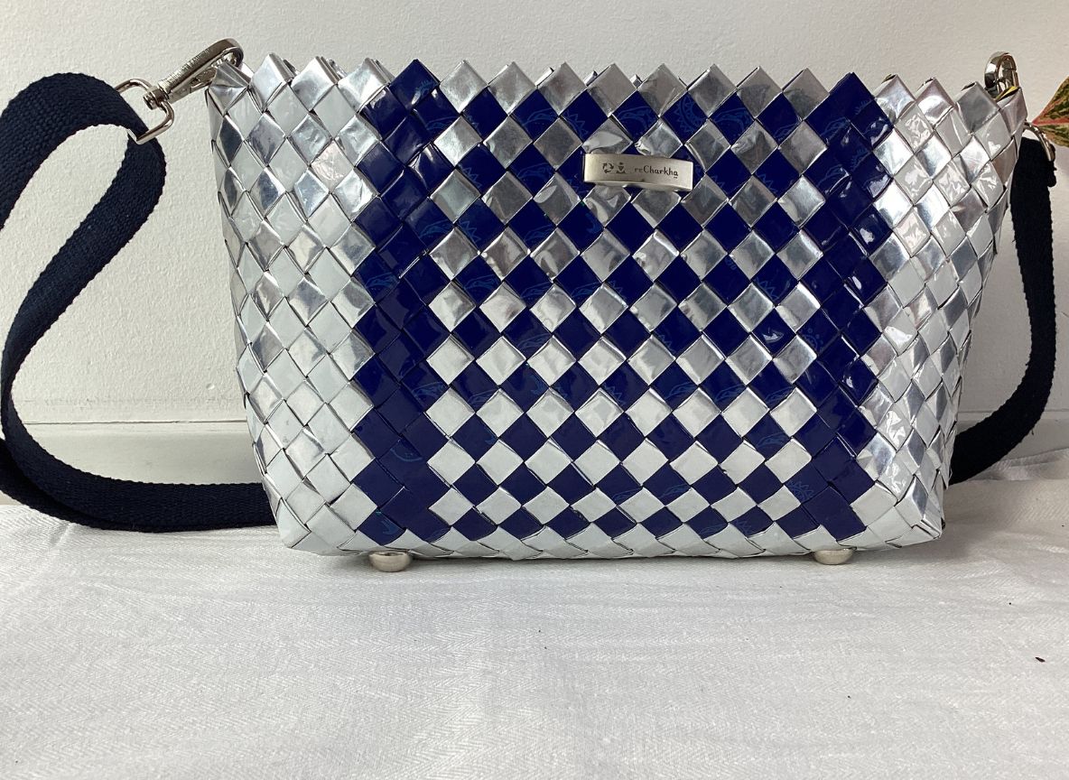 Handgefertigte Origami-Basketry-Tasche aus recycelten Plastiktüten