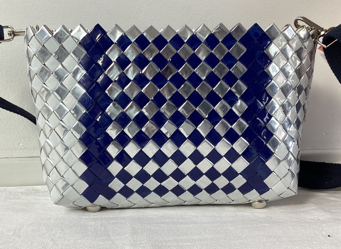 Handgefertigte Origami-Basketry-Tasche aus recycelten Plastiktüten