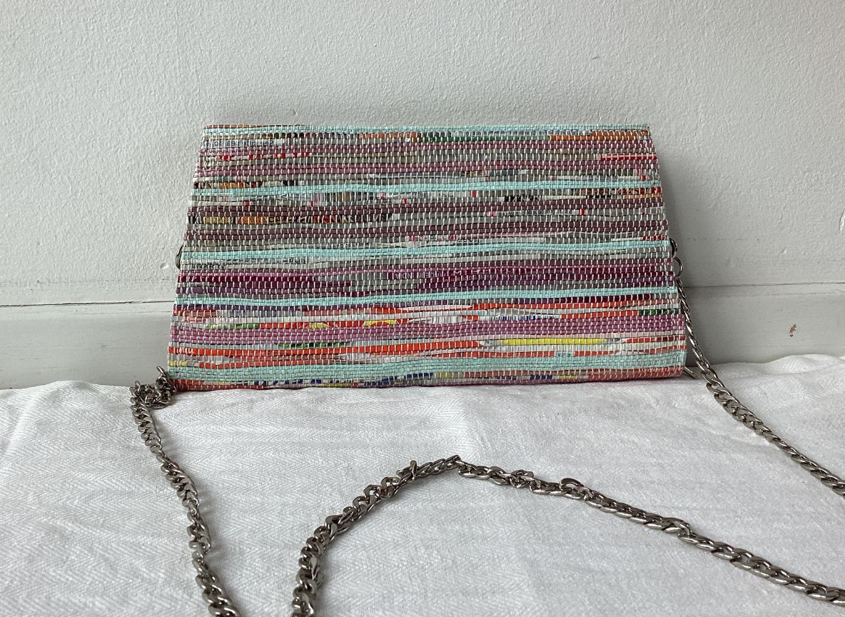 Handgefertigte Clutch aus recycelten Plastiktüten