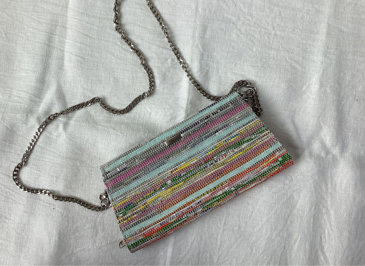 Handgefertigte Clutch aus recycelten Plastiktüten