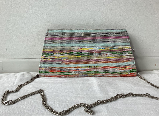 Handgefertigte Clutch aus recycelten Plastiktüten