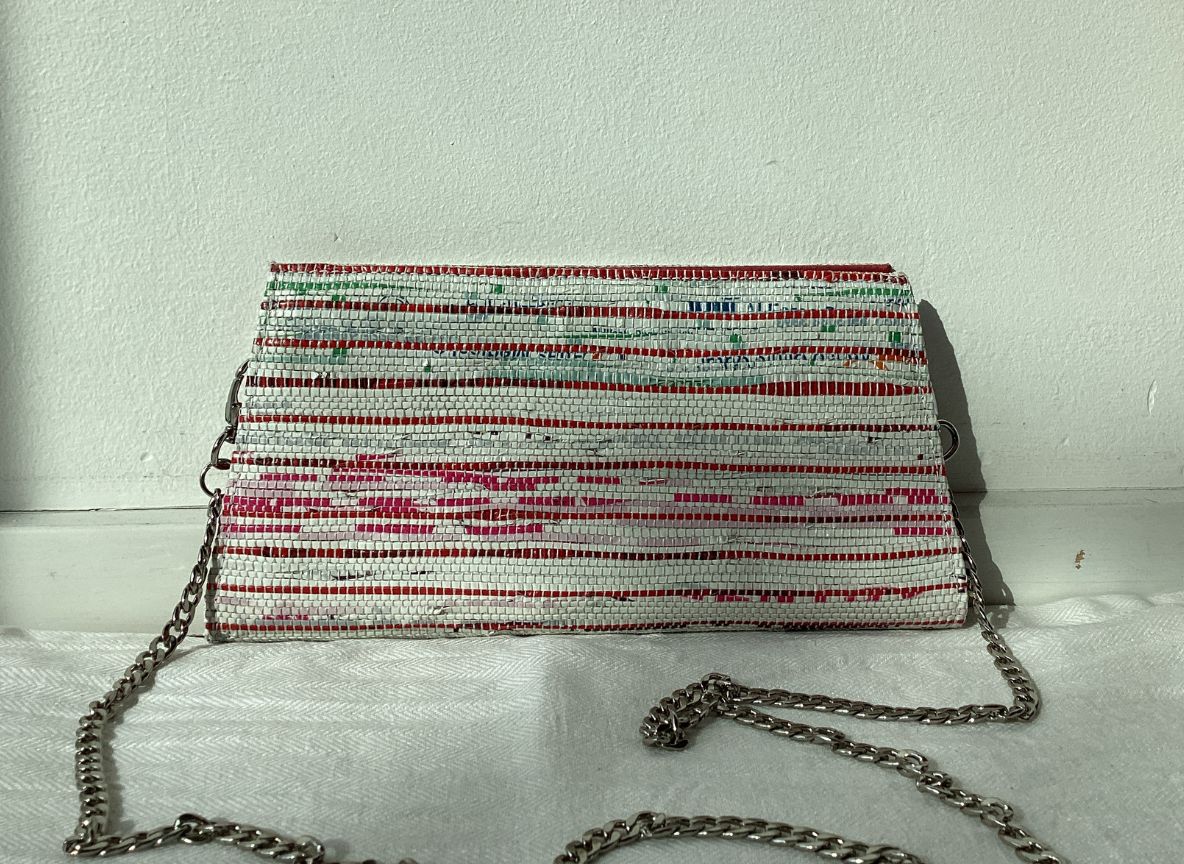 Handgefertigte Clutch aus recycelten Plastiktüten