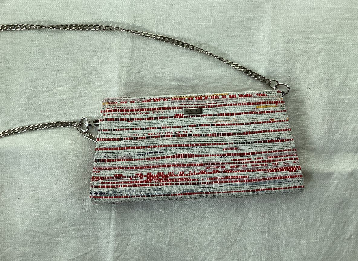Handgefertigte Clutch aus recycelten Plastiktüten