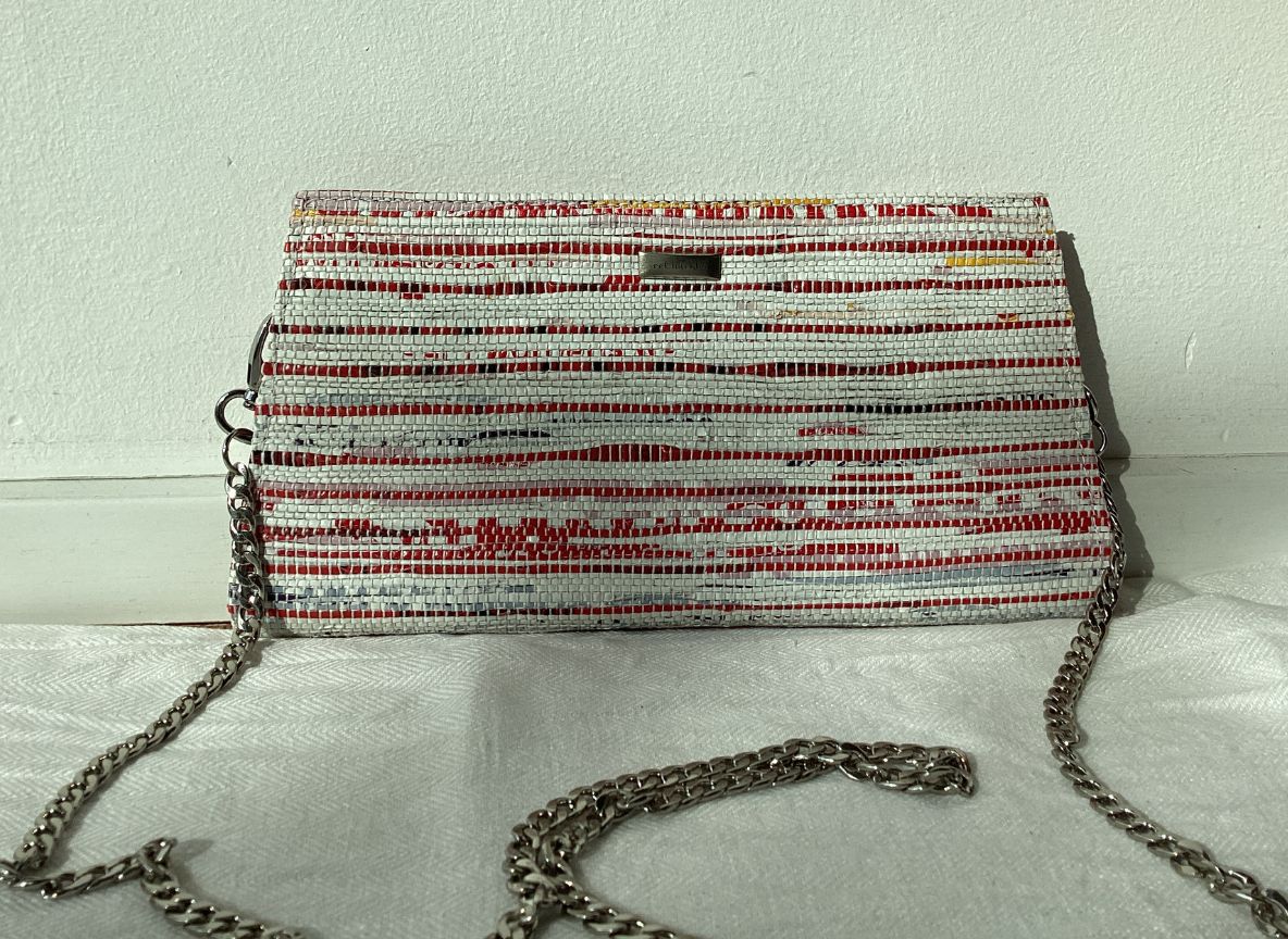 Handgefertigte Clutch aus recycelten Plastiktüten