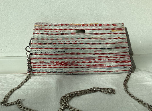 Handgefertigte Clutch aus recycelten Plastiktüten