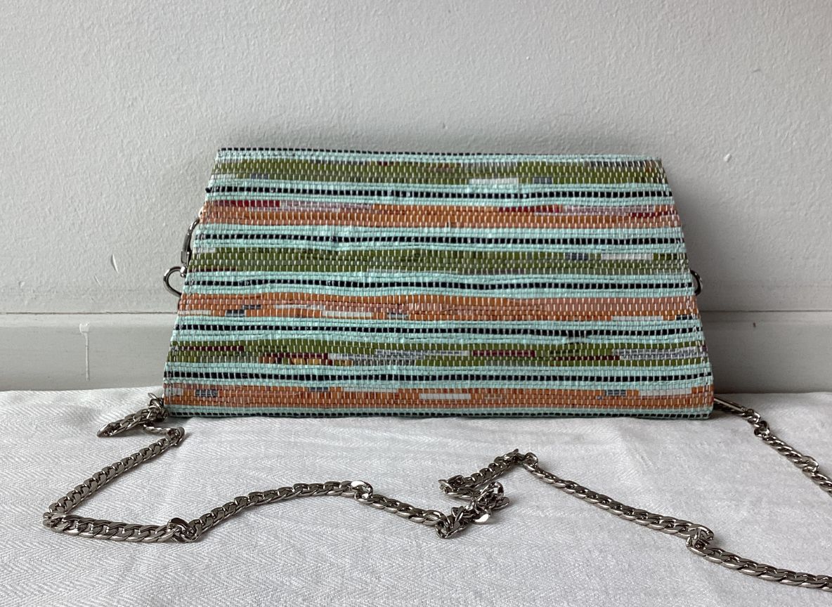 Handgefertigte Clutch aus recycelten Plastiktüten