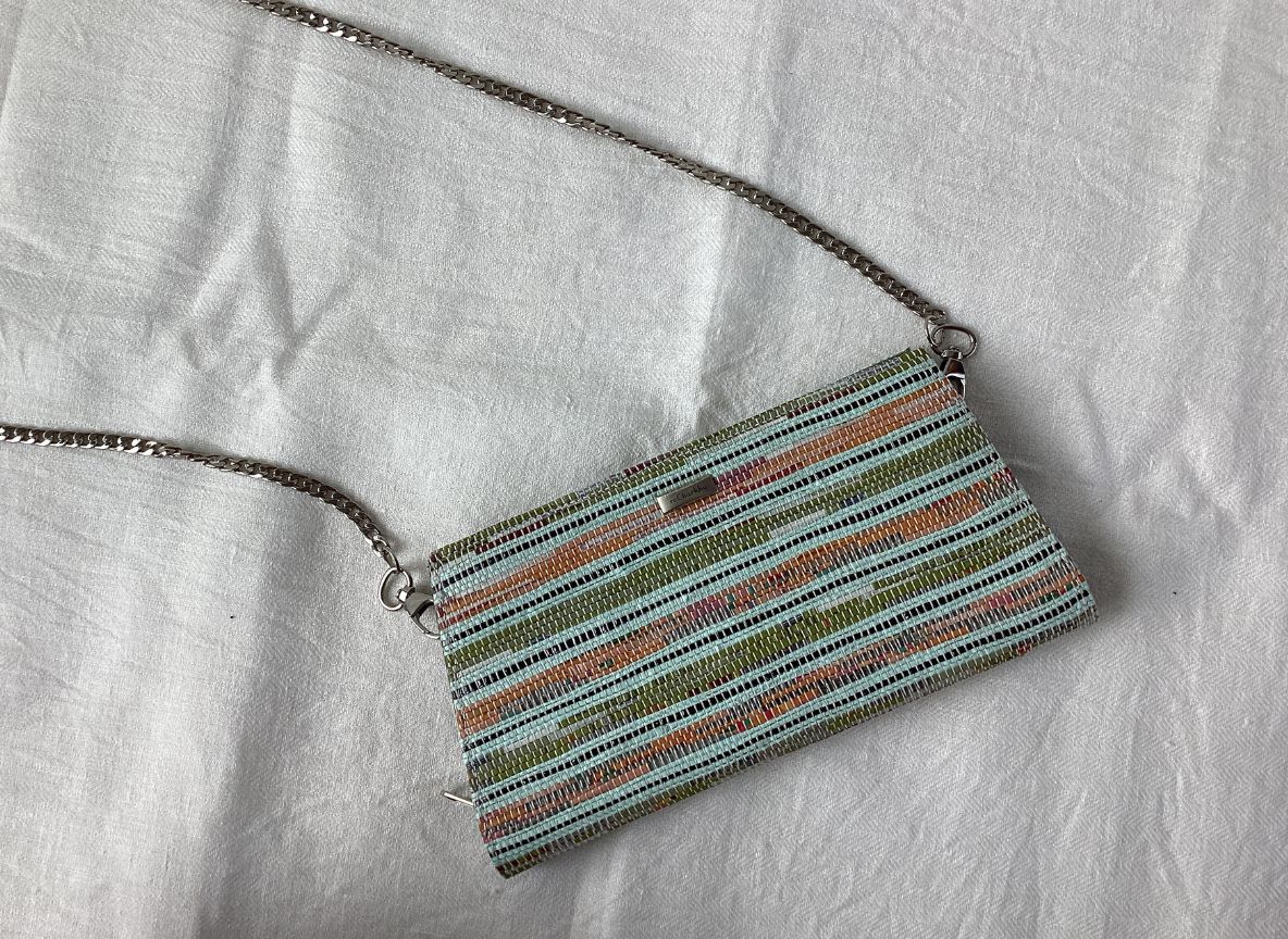 Handgefertigte Clutch aus recycelten Plastiktüten