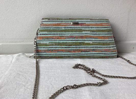 Handgefertigte Clutch aus recycelten Plastiktüten