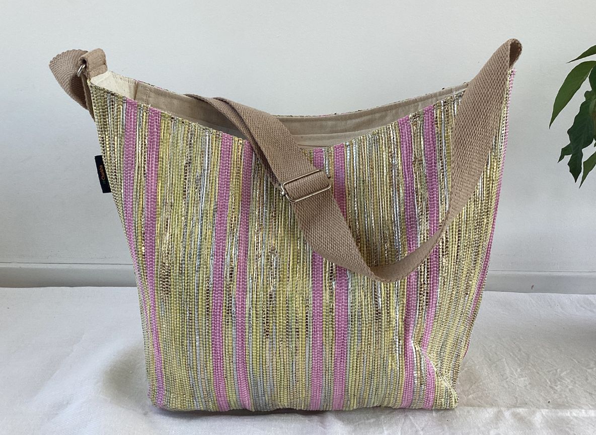 Handgefertigte Eclipse-Tasche aus recycelten Plastiktüten