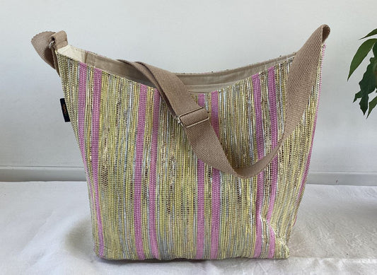 Handgefertigte Eclipse-Tasche aus recycelten Plastiktüten