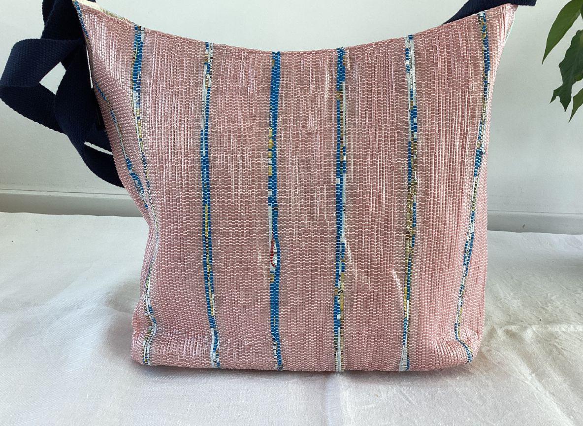 Handgefertigte Designer Eclipse-Tasche aus recycelten Plastiktüten