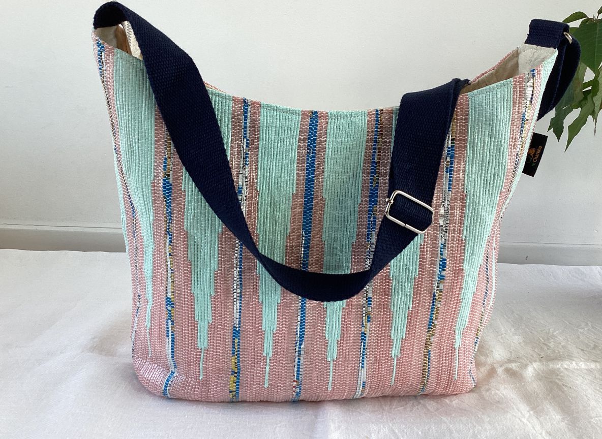 Handgefertigte Designer Eclipse-Tasche aus recycelten Plastiktüten