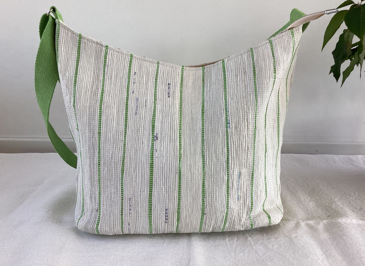 Handgefertigte Designer Eclipse-Tasche aus recycelten Plastiktüten