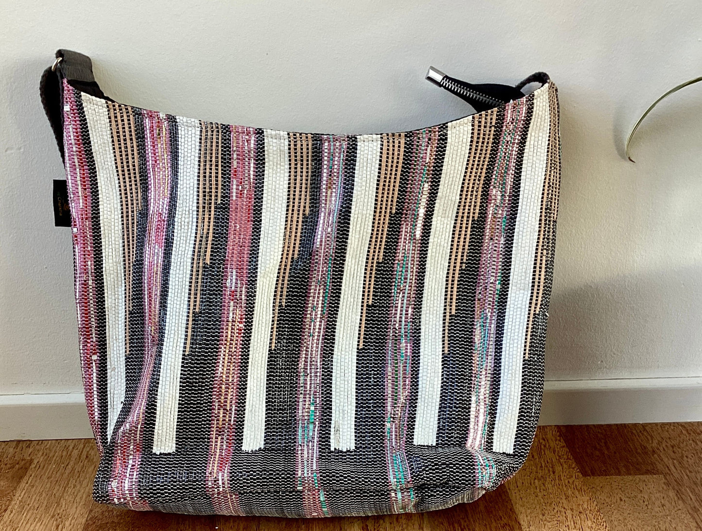 reCharkhas handgefertigte Eclipse-Tasche aus recycelten Plastiktüten