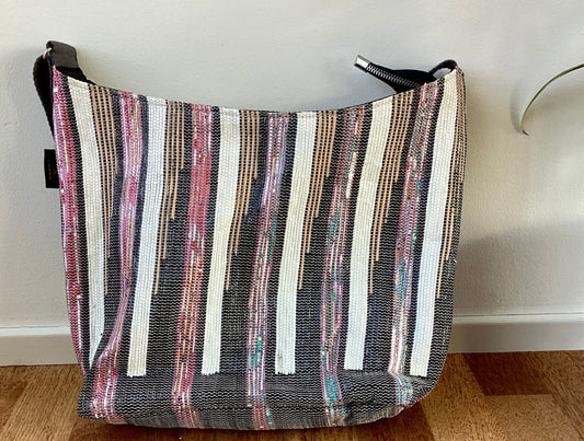 reCharkhas handgefertigte Eclipse-Tasche aus recycelten Plastiktüten