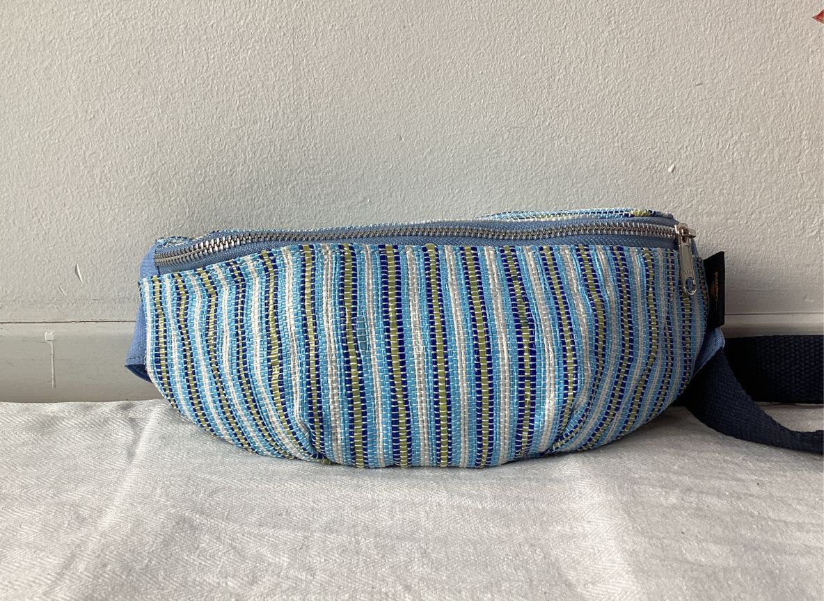 Handgefertigte Gürteltasche aus recycelten Plastiktüten