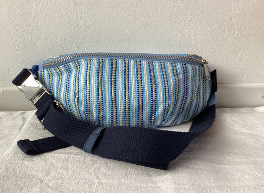 Handgefertigte Gürteltasche aus recycelten Plastiktüten
