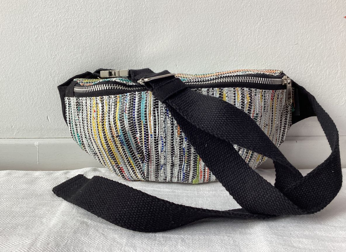 Handgefertigte Gürteltasche aus recycelten Plastiktüten