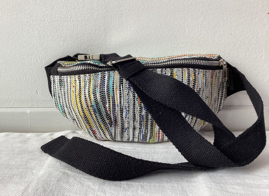 Handgefertigte Gürteltasche aus recycelten Plastiktüten
