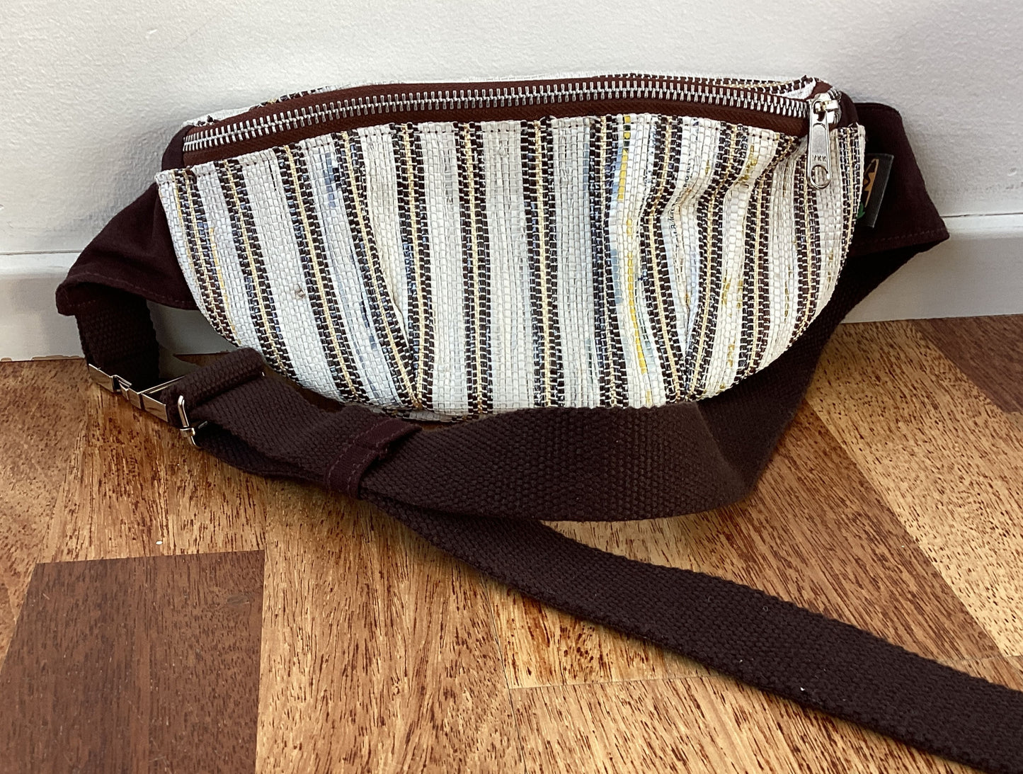 reCharkhas handgefertigte Gürteltasche aus recycelten Plastiktüten