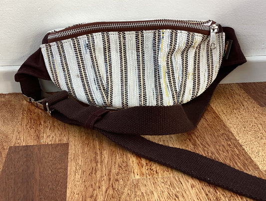 reCharkhas handgefertigte Gürteltasche aus recycelten Plastiktüten