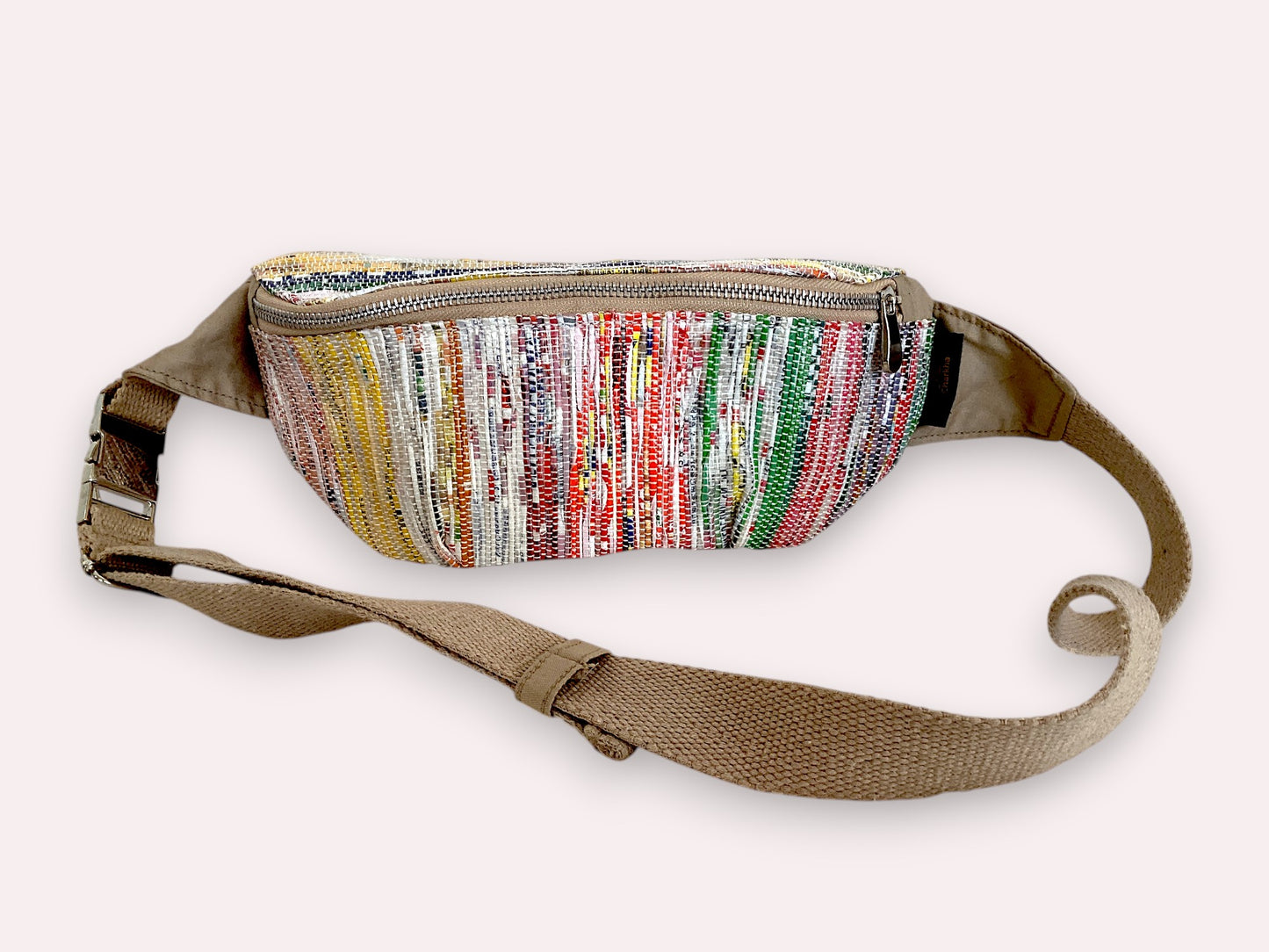 Handgefertigte Gürteltasche aus recycelten Plastiktüten