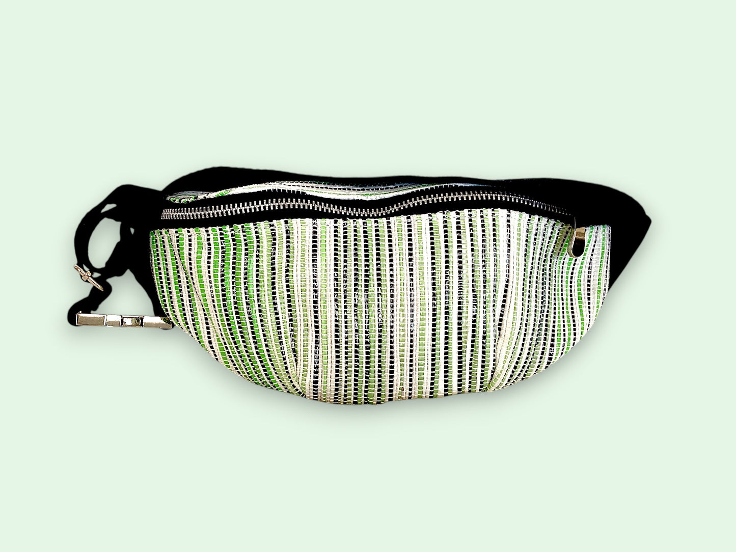 Handgefertigte Gürteltasche aus recycelten Plastiktüten