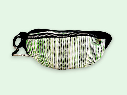 Handgefertigte Gürteltasche aus recycelten Plastiktüten