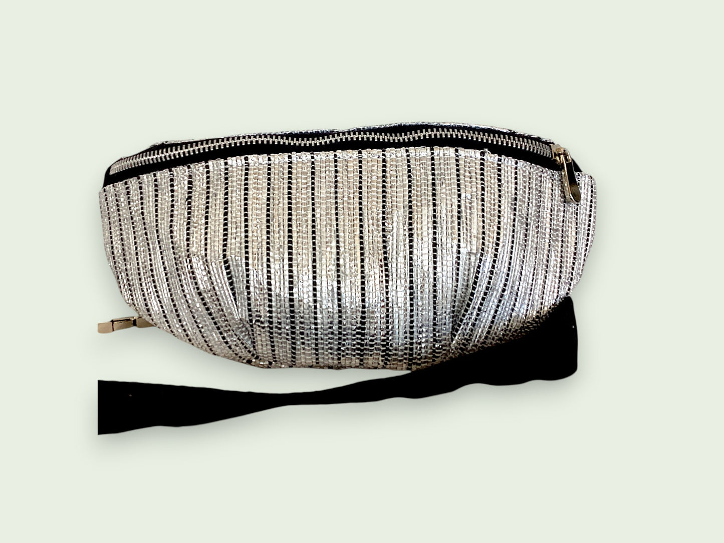 Handgefertigte Gürteltasche aus recycelten Plastiktüten