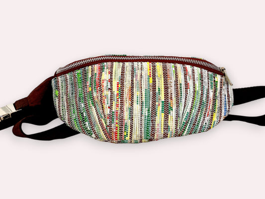 Handgefertigte Gürteltasche aus recycelten Plastiktüten