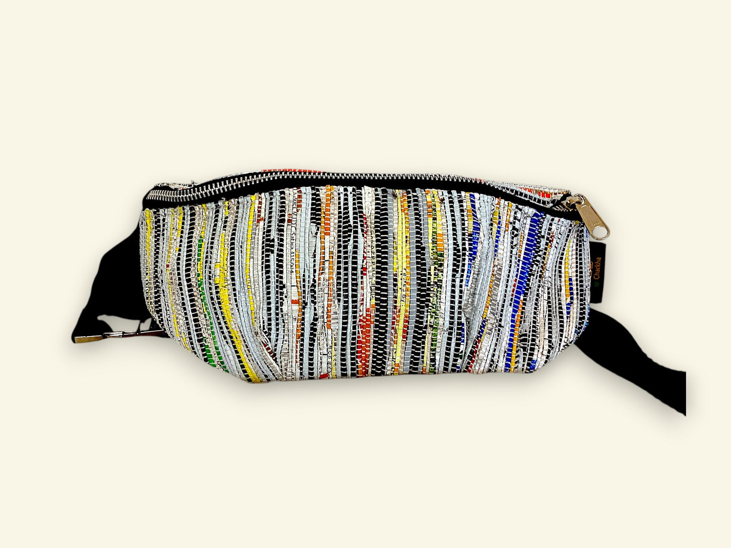 Handgefertigte Gürteltasche aus recycelten Plastiktüten